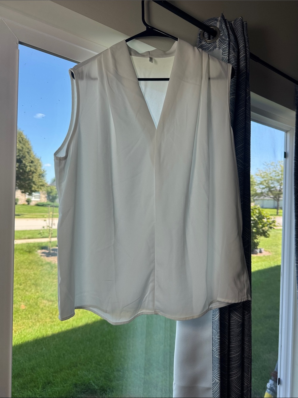 HALARA White Sleeveless V-Neck Blouse